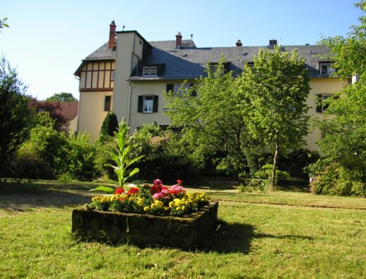 Hausansicht mit Parkanlage